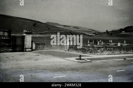 La magnifique entrée du réservoir Ladybower dans les années 1950 Ce réservoir a été ouvert en 1945 par le roi Goerge VI et son épouse la reine Elizabeth et se trouve dans la haute vallée de Derwent dans le Derbyshire. Cette image a été prise à partir de la photo originale donc peut avoir des imperfections. Deux puits de débordement ont été construits, dont un est visible à droite de cette image. Banque D'Images