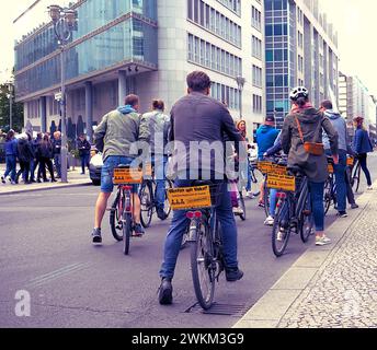 Un groupe de touristes louant des vélos à vélo à travers le centre-ville de Berlin, Berlin, Allemagne Banque D'Images