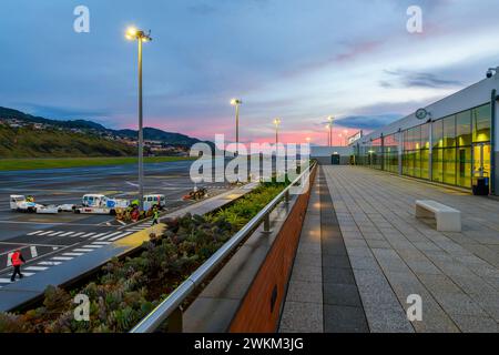 Vue en soirée de la piste principale de l'aéroport de Madère Cristiano Ronaldo, ou aéroport de Funchal, sur l'île de Madère, Portugal, dans les îles Canaries. Banque D'Images