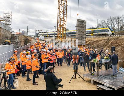 Ulrich Spangenberg, Bürgermeister Oberbohingen BEI seiner Rede. Symbolischer Tunneldurchschlag an der 660 Meter langen sogenannten Großen Wendlinger Kurve. Der tunnel verbindet die Bahnstrecke Plochingen-Tübingen mit der neuen Schnellfahrstrecke nach Ulm. Die verbesserte Tunnelanbindung ist ein Projektwunsch des Landes Baden-Württemberg, das die Mehrkosten auch überwiegend finanziert. // 20.02.2024 : Oberbohingen, Bade-Württemberg, Deutschland, Europe. *** Ulrich Spangenberg, maire d'Oberbohingen lors de son discours, percée symbolique d'un tunnel sur le soi-disant Grand Wendling cur de 660 mètres de long Banque D'Images