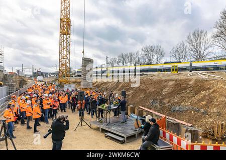 Ulrich Spangenberg, Bürgermeister Oberbohingen BEI seiner Rede. Symbolischer Tunneldurchschlag an der 660 Meter langen sogenannten Großen Wendlinger Kurve. Der tunnel verbindet die Bahnstrecke Plochingen-Tübingen mit der neuen Schnellfahrstrecke nach Ulm. Die verbesserte Tunnelanbindung ist ein Projektwunsch des Landes Baden-Württemberg, das die Mehrkosten auch überwiegend finanziert. // 20.02.2024 : Oberbohingen, Bade-Württemberg, Deutschland, Europe. *** Ulrich Spangenberg, maire d'Oberbohingen lors de son discours, percée symbolique d'un tunnel sur le soi-disant Grand Wendling cur de 660 mètres de long Banque D'Images