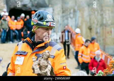 Diakon Peter Maile, Betriebsseelsorge Projekt S21. Symbolischer Tunneldurchschlag an der 660 Meter langen sogenannten Großen Wendlinger Kurve. Der tunnel verbindet die Bahnstrecke Plochingen-Tübingen mit der neuen Schnellfahrstrecke nach Ulm. Die verbesserte Tunnelanbindung ist ein Projektwunsch des Landes Baden-Württemberg, das die Mehrkosten auch überwiegend finanziert. // 20.02.2024 : Oberbohingen, Bade-Württemberg, Deutschland, Europe. *** Le diacre Peter Maile, projet de pastorale S21 percée symbolique du tunnel à la soi-disant grande courbe de Wendling de 660 mètres de long, le tunnel relie le Banque D'Images