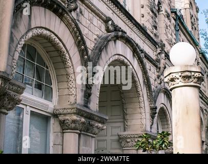 NEW ORLEANS, LOUISIANE, États-Unis - 12 JANVIER 2023 : vue rapprochée de l'extérieur élaboré de l'historique Tilton Memorial Hall de l'Université de Tulane Banque D'Images