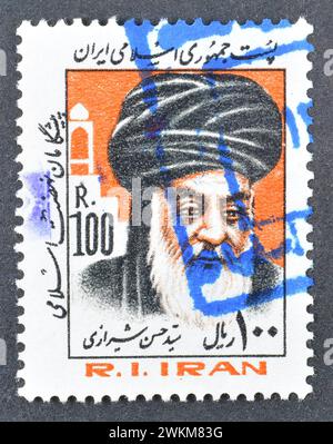 Timbre-poste oblitéré imprimé par l'Iran, qui montre le portrait de Seyed Hassan Shirazi (mort en 1980), vers 1984. Banque D'Images