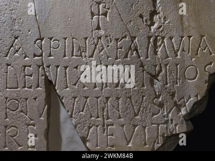 Détail d'un fragment de la pierre tombale d'Aspidia. Il montre un Chrismon et une inscription en majuscules. Marbre. vie siècle. Provenance inconnue. Musée des conseils wisigoth et de la culture. Tolède, Castille-la Manche, Espagne. Banque D'Images