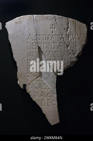 Fragment de la pierre tombale d'Aspidia. Il montre un Chrismon et une inscription en majuscules. Marbre. vie siècle. Provenance inconnue. Musée des conseils wisigoth et de la culture. Tolède, Castille-la Manche, Espagne. Banque D'Images