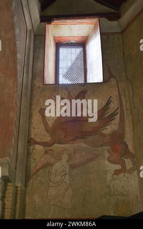 Espagne, Tolède. Église de San Román. Construit dans le style mudéjar au 13ème siècle. Peintures murales sur le mur nord. Représentation d'un dragon en train d'être lancé, une scène interprétée comme le combat de Saint Michel contre le dragon. Banque D'Images