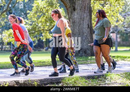 NEW ORLEANS, LOUISIANE, États-Unis - 9 DÉCEMBRE 2023 : groupe de fitness composé de femmes dansant ensemble alors qu'elles se déplacent sur le sentier pédestre à Audubon Park Banque D'Images