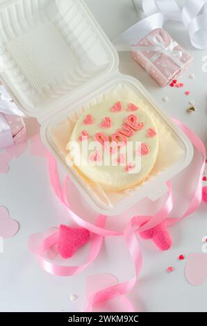 Petit gâteau avec inscription 'love'. Gâteau pour la Saint-Valentin, la fête des mères ou l'anniversaire. Gâteau Bento romantique pour deux Banque D'Images