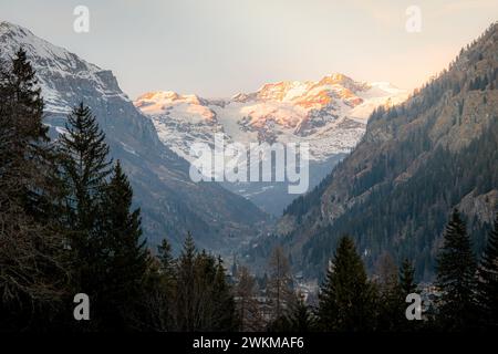 Le village de Gressoney-Saint-Jean et le massif montagneux du Monte Rosa, à la frontière entre l'Italie (Piémont et Vallée d'Aoste) et la Suisse (Valai Banque D'Images