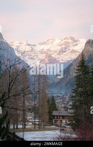 Le village de Gressoney-Saint-Jean et le massif montagneux du Monte Rosa, à la frontière entre l'Italie (Piémont et Vallée d'Aoste) et la Suisse (Valai Banque D'Images