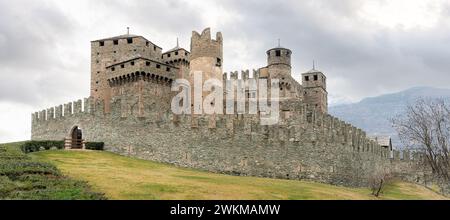 Château de Fénis (italien : Castello di Fénis, français : Château de Fénis) est un château médiéval italien situé dans la ville de Fénis Valle d'Aoste, en Italie Banque D'Images