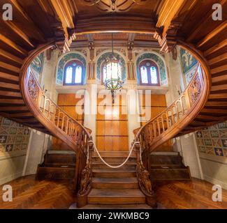 Escalier wodden à Castel Savoia (Château Savoie française) Villa du XIXe siècle de style éclectique située à Gressoney-Saint-Jean, dans l'Aoste V. Banque D'Images