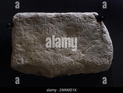 Pierre tombale. Dalle avec une inscription latine, réutilisée à l'époque wisigothique pour sculpter une épigraphie funéraire de Gudiltia, une femme qui vécut 18 ans. Calcaire. 635-636 AD. De Polán, province de Tolède, Espagne. Musée des conseils wisigoth et de la culture. Tolède, Castille-la Manche, Espagne. Banque D'Images