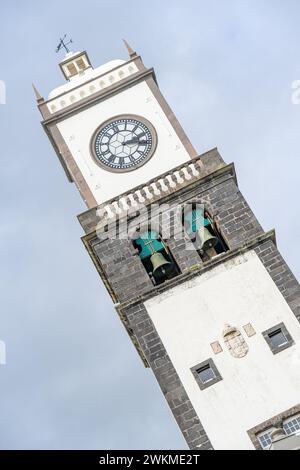 Horloge tour de l'église principale de São Sebastião dans un cadre incliné. Ponta Delgada Banque D'Images