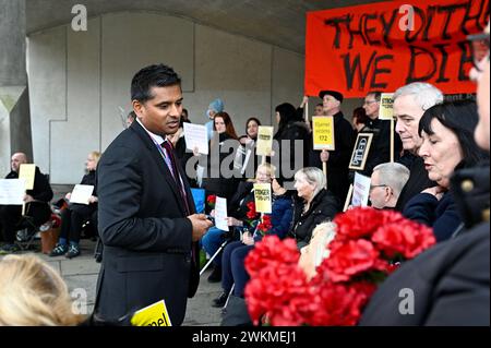 Édimbourg, Écosse, Royaume-Uni. 21 février 2024. Le professeur Sam Eljamel proteste devant Holyrood, protestant contre les "tergiversations" sur le retard de l'enquête publique sur l'affaire. Le député conservateur écossais Dr Sandesh Gulhane rencontre les patients et les familles touchés par les opérations bâclées. Crédit : Craig Brown/Alamy Live News. Banque D'Images