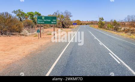 Un panneau routier pour Darwin et Alice Springs dans le territoire du Nord de l'Australie Banque D'Images