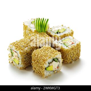 California Maki Sushi avec sésame - rouleau en imitation crabe, avocat, concombre, mayonnaise japonaise à l'intérieur. Sésame dehors Banque D'Images