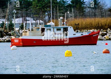 Bateaux ancrés à Rye Harbor à Rye, New Hampshire tôt le matin. Banque D'Images