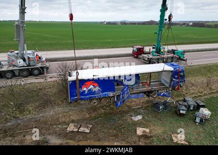 A14/Grimma - Zwei Spezialkräne bergen Gefahrgut-Lastwagen BEI Mutzschen 21.02.2024 gegen 13 Uhr A14 Richtung Dresden, zwischen Mutzschen und Leisnig Die Bergung des Gefahrgut-Lastwagens neben der A14 BEI Mutzschen Hat sich länger hingezogen, als zunächst gedacht. Durch die schwierige Lage des LKW musste das Bergungsunternehmen den Lastwagen zunächst jegliche Ladung, darunter mehrere leere Chemikalienbehälter bergen und den LKW anschließend aufrichten. Anschließend gelang es den Spezialisten das Sattelzuggespann vorsichtig im Gesamten anzuheben und auf die Straße zu heben. Anschließend wurde de Banque D'Images