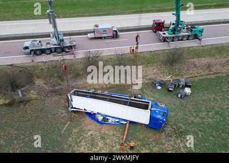 A14/Grimma - Zwei Spezialkräne bergen Gefahrgut-Lastwagen BEI Mutzschen 21.02.2024 gegen 13 Uhr A14 Richtung Dresden, zwischen Mutzschen und Leisnig Die Bergung des Gefahrgut-Lastwagens neben der A14 BEI Mutzschen Hat sich länger hingezogen, als zunächst gedacht. Durch die schwierige Lage des LKW musste das Bergungsunternehmen den Lastwagen zunächst jegliche Ladung, darunter mehrere leere Chemikalienbehälter bergen und den LKW anschließend aufrichten. Anschließend gelang es den Spezialisten das Sattelzuggespann vorsichtig im Gesamten anzuheben und auf die Straße zu heben. Anschließend wurde de Banque D'Images