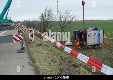 A14/Grimma - Zwei Spezialkräne bergen Gefahrgut-Lastwagen BEI Mutzschen 21.02.2024 gegen 13 Uhr A14 Richtung Dresden, zwischen Mutzschen und Leisnig Die Bergung des Gefahrgut-Lastwagens neben der A14 BEI Mutzschen Hat sich länger hingezogen, als zunächst gedacht. Durch die schwierige Lage des LKW musste das Bergungsunternehmen den Lastwagen zunächst jegliche Ladung, darunter mehrere leere Chemikalienbehälter bergen und den LKW anschließend aufrichten. Anschließend gelang es den Spezialisten das Sattelzuggespann vorsichtig im Gesamten anzuheben und auf die Straße zu heben. Anschließend wurde de Banque D'Images