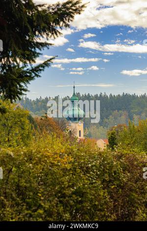 Polanica-Zdroj, Pologne - 21 octobre 2023 : belle vue sur la haute tour de l'église dans le centre de la ville avec un environnement coloré vu de la hauteur Banque D'Images