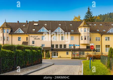 Polanica-Zdroj, Pologne - 21 octobre 2023 : façade de Beata Guesthouse tranquille occupant plusieurs maisons de location avec des tours, à la journée ensoleillée Banque D'Images