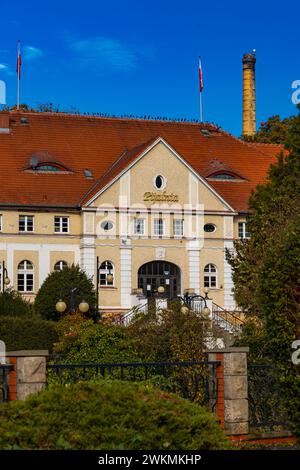 Polanica-Zdroj, Pologne - 21 octobre 2023 : façade de l'ancien bâtiment de la salle de pompe à eau minérale à la journée ensoleillée Banque D'Images