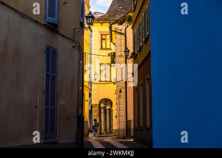 Domodossola est une ville dans les montagnes près de la frontière avec la Suisse dont les rues pittoresques sont bordées de bâtiments peints de façon vibrante. Banque D'Images