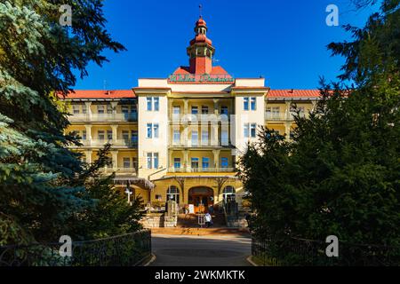 Polanica-Zdroj, Pologne - 21 octobre 2023 : façade de beau et grand bâtiment du sanatorium Wielka Pieniawa au centre de la ville à côté de la promenade et b Banque D'Images