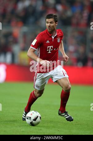 Xabi Alonso FC Bayern MŸnchen FC Bayern MŸnchen - Borussia Mšnchengladbach 2:0 1 Fussball Bundesliga saison 2016 / 2017 © diebilderwelt / Alamy Stock Banque D'Images