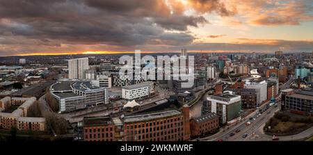 Une vue panoramique aérienne du paysage urbain de Leeds avec Leeds Dock et la rivière aire qui traverse la ville avec un ciel spectaculaire au coucher du soleil Banque D'Images