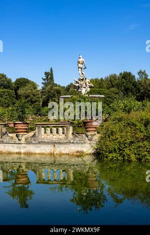 Le jardin de Boboli, au sud de la rivière Arno, attire les visiteurs sur les hectares de chemins serpentant à travers les célèbres jardins avec vue sur Florence et la fosse Banque D'Images