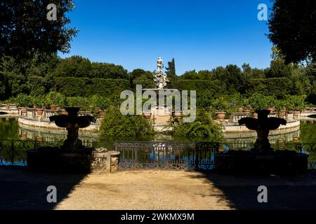 Le jardin de Boboli, au sud de la rivière Arno, attire les visiteurs sur les hectares de chemins serpentant à travers les célèbres jardins avec vue sur Florence et la fosse Banque D'Images