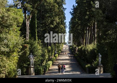 Le jardin de Boboli, au sud de la rivière Arno, attire les visiteurs sur les hectares de chemins serpentant à travers les célèbres jardins avec vue sur Florence et la fosse Banque D'Images