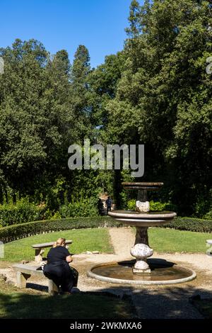 Le jardin de Boboli, au sud de la rivière Arno, attire les visiteurs sur les hectares de chemins serpentant à travers les célèbres jardins avec vue sur Florence et la fosse Banque D'Images