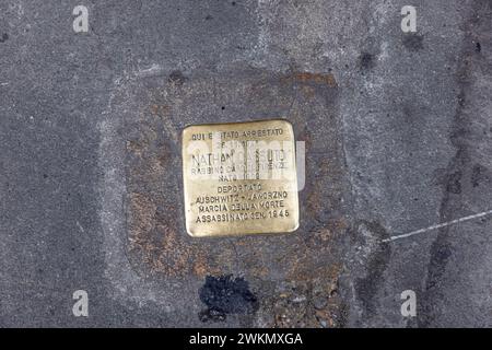 Appelées stolpersteine, ou Òstumbling pierres Ó, ces plaques de bronze sont encastrées dans les rues d'Italie pour commémorer l'endroit où l'Holocaus Banque D'Images