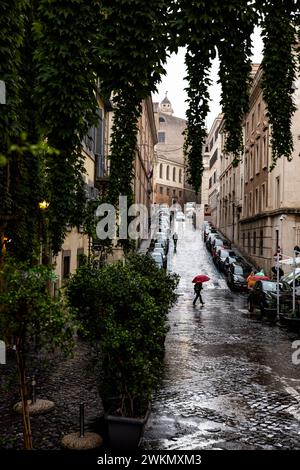 Les rues étroites et sinueuses du quartier de Monti, le plus ancien quartier de Rome, attirent les amateurs de mode à la recherche de magasins vintage et sont une faveur Banque D'Images