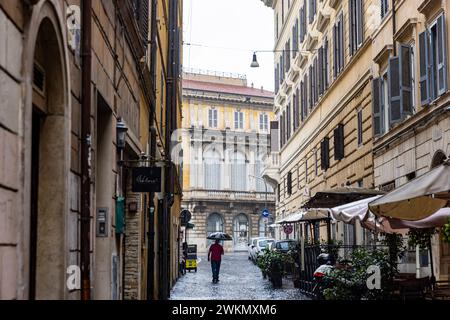 Les rues étroites et sinueuses du quartier de Monti, le plus ancien quartier de Rome, attirent les amateurs de mode à la recherche de magasins vintage et sont une faveur Banque D'Images