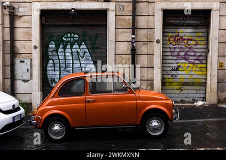 Les rues étroites et sinueuses du quartier de Monti, le plus ancien quartier de Rome, attirent les amateurs de mode à la recherche de magasins vintage et sont une faveur Banque D'Images