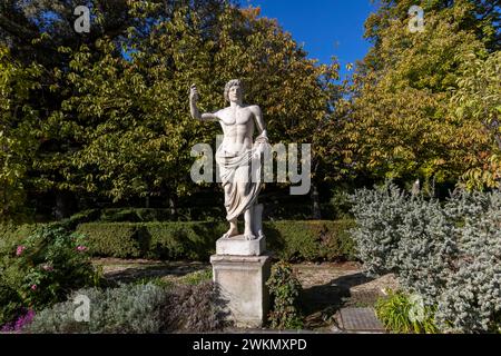 La vue sur la basilique Saint-Pierre met en valeur une promenade dans les jardins papaux du Vatican. Banque D'Images