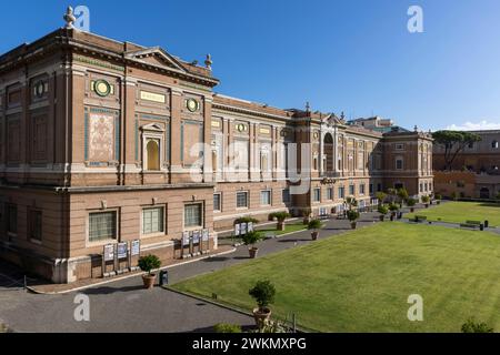 La vue sur la basilique Saint-Pierre met en valeur une promenade dans les jardins papaux du Vatican. Banque D'Images