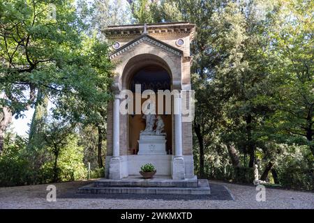 La vue sur la basilique Saint-Pierre met en valeur une promenade dans les jardins papaux du Vatican. Banque D'Images