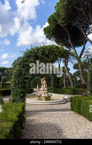 La vue sur la basilique Saint-Pierre met en valeur une promenade dans les jardins papaux du Vatican. Banque D'Images