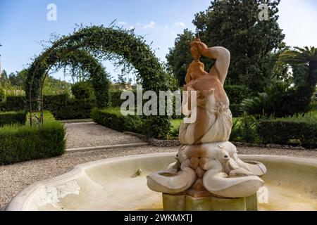 La vue sur la basilique Saint-Pierre met en valeur une promenade dans les jardins papaux du Vatican. Banque D'Images