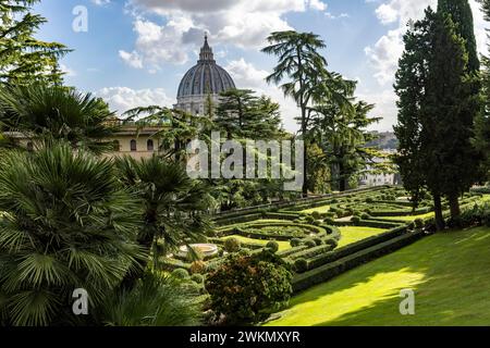 La vue sur la basilique Saint-Pierre met en valeur une promenade dans les jardins papaux du Vatican. Banque D'Images