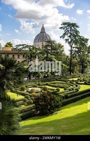 La vue sur la basilique Saint-Pierre met en valeur une promenade dans les jardins papaux du Vatican. Banque D'Images