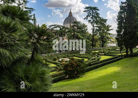 La vue sur la basilique Saint-Pierre met en valeur une promenade dans les jardins papaux du Vatican. Banque D'Images