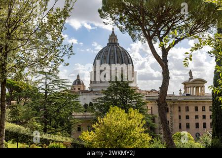 La vue sur la basilique Saint-Pierre met en valeur une promenade dans les jardins papaux du Vatican. Banque D'Images